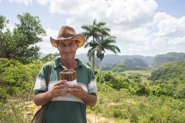 Einheimischer verkauft kubanische Zigarren in Vinales, UNESCO-Welterbe, Kuba, Westindien, Karibik, Mittelamerika - RHPLF12623