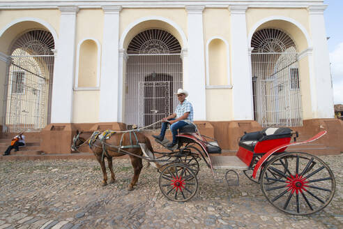 Pferd und Kutsche auf der Plaza Mayor und der Kirche der Heiligen Dreifaltigkeit, UNESCO-Weltkulturerbe, Trinidad, Kuba, Westindien, Karibik, Mittelamerika - RHPLF12630
