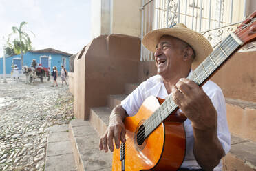 Einheimischer singt und spielt auf seiner Gitarre auf der Plaza Mayor in Trinidad, Kuba, Westindien, Karibik, Mittelamerika - RHPLF12634