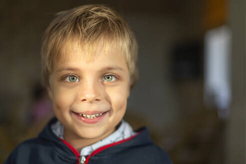 Porträt eines lächelnden kleinen Jungen mit grünen Augen - VGF00329