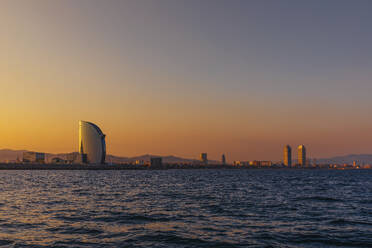 Panoramablick auf die Stadt Barcelona bei Sonnenuntergang, Spanien - MOSF00111