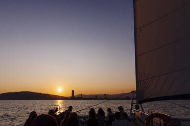 Blick auf die Stadt Barcelona bei Sonnenuntergang, von einem Segelboot aus gesehen, Spanien - MOSF00115