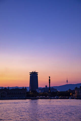 Blick auf die Stadt Barcelona bei Sonnenuntergang, Spanien, lizenzfreies Stockfoto