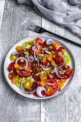Tomatensalat mit roten Zwiebeln und Pistazien - SARF04391
