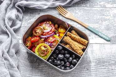 Metallbox mit Tomatensalat mit roten Zwiebeln und Pistazien, Blaubeeren und Keksstäbchen, Holzgabel - SARF04393