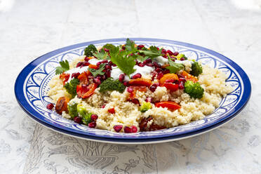 Couscous mit gegrilltem Gemüse: Karotten, Paprika und Brokkoli und Joghurt-Minz-Sauce, Petersilie, Granatapfelkerne - LVF08382