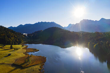 Deutschland, Oberbayern, Werdenfelser Land, Krun, Luftaufnahme des Geroldsees an einem sonnigen Tag - LHF00735