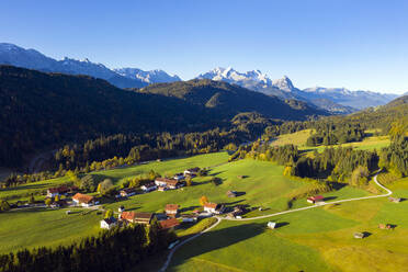 Deutschland, Oberbayern, Werdenfelser Land, Krun, Luftaufnahme des Dorfes im Tal an einem sonnigen Tag - LHF00736
