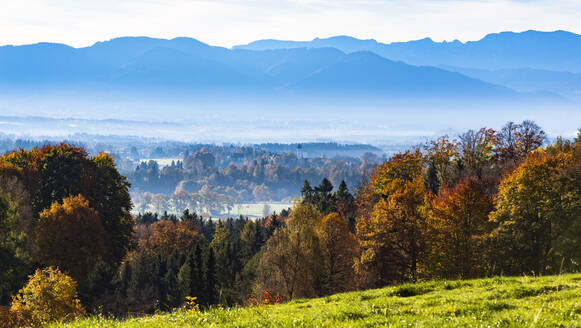 Deutschland, Oberbayern, Tölzer Land, Blick vom Schlossberg Eurasburg, Berge und Bäume in Herbstfarben - LHF00740
