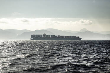 Spanien, Andalusien, Tarifa, Frachtschiff in der Meerenge von Gibraltar - KBF00619