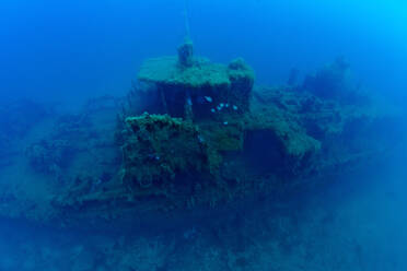 Frankreich, Korsika, Unterwasseransicht des Schiffswracks der Alcione C - italienisches Tankschiff, das im Zweiten Weltkrieg beschossen und versenkt wurde - ZC00826