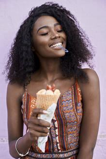 Porträt einer jungen Frau, die ein Eis genießt - VEGF00779