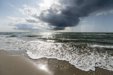 Deutschland, Darss, Strand und Wolken - MYF02184