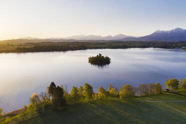 Deutschland, Bayern, Luftaufnahme der Insel Muhlworth im Staffelsee in der Morgendämmerung - SIEF09193