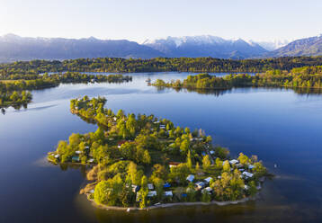 Deutschland, Bayern, Seehausen am Staffelsee, Luftaufnahme der Insel Buchau im Staffelsee - SIEF09197