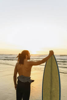 Surfer am Strand stehend bei Sonnenuntergang - AHSF01061