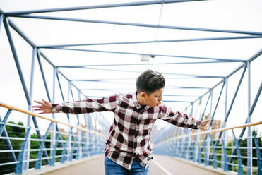 Zigeunerjunge singt Flamenco auf einer Brücke - OCMF00839