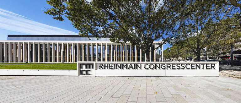 Panoramablick auf das RheinMain CongressCenter, Wiesbaden, Deutschland - AMF07377