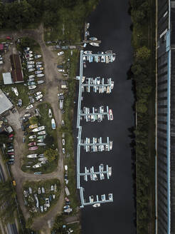 Russland, Sankt Petersburg, Luftaufnahme von Booten am Pier der Newa - KNTF03649
