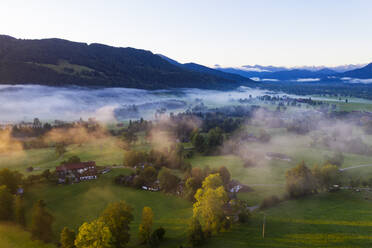 Deutschland, Oberbayern, Gaissach, Luftaufnahme von Nebel über der Landschaft bei Sonnenaufgang - SIEF09204