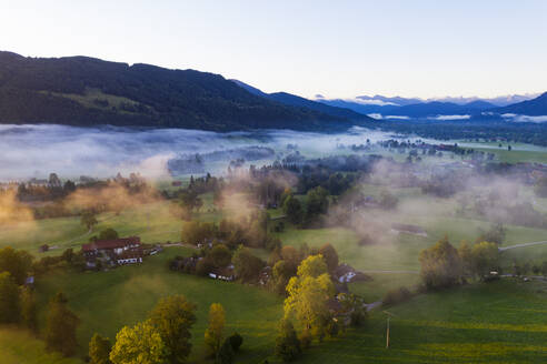 Deutschland, Oberbayern, Gaissach, Luftaufnahme von Nebel über der Landschaft bei Sonnenaufgang - SIEF09204