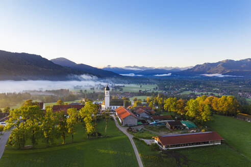 Deutschland, Oberbayern, Gaissach, Luftbild des Isartals bei Sonnenaufgang - SIEF09207