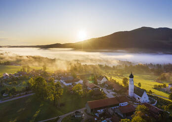 Deutschland, Oberbayern, Gaissach, Luftbild des Isartals bei Sonnenaufgang - SIEF09208