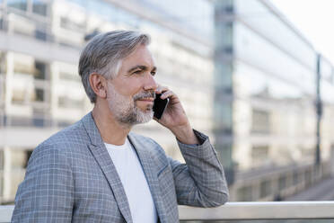 Portrait of mature businessman on the phone - DIGF08565