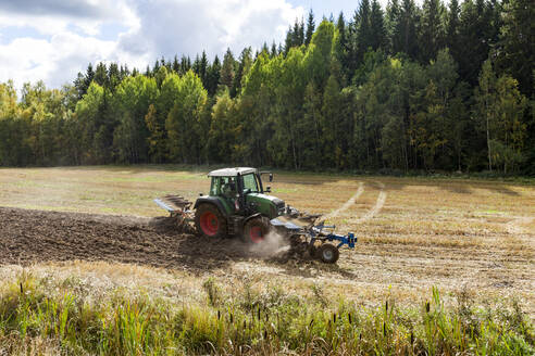 Traktor pflügt Feld - JOHF04365