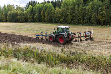 Traktor pflügt Feld - JOHF04366