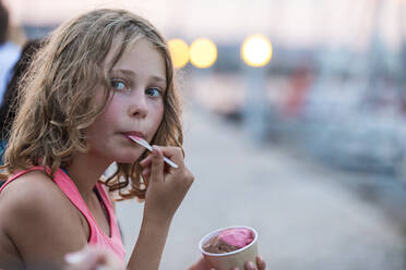Girl eating ice-cream - JOHF04398