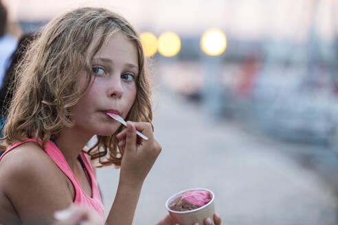 Mädchen isst Eiscreme - JOHF04398