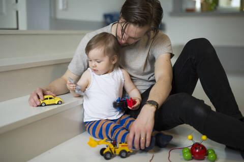 Vater spielt mit Tochter, lizenzfreies Stockfoto