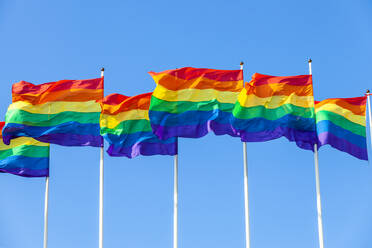 Regenbogenfahnen gegen den Himmel - JOHF04424