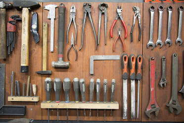 Werkzeuge hängen in der Werkstatt - JOHF04439