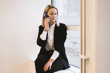 Businesswoman on the phone - JOHF04487