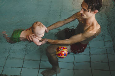 Vater mit Baby im Schwimmbad - JOHF04547
