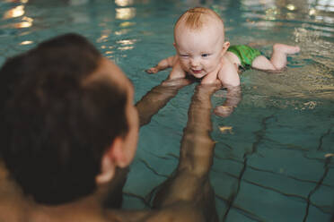 Vater mit Baby im Schwimmbad - JOHF04551