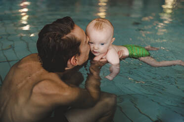 Vater mit Baby im Schwimmbad - JOHF04552