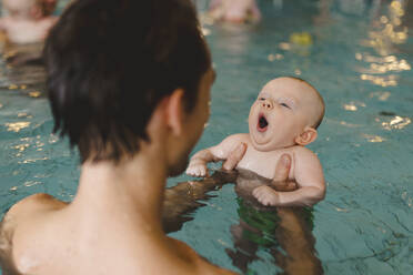 Vater mit Baby im Schwimmbad - JOHF04553