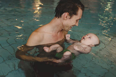 Vater mit Baby im Schwimmbad - JOHF04554