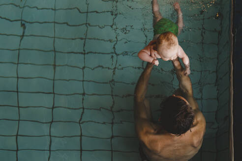 Vater mit Baby im Schwimmbad - JOHF04555