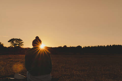 Frau bei Sonnenuntergang, lizenzfreies Stockfoto