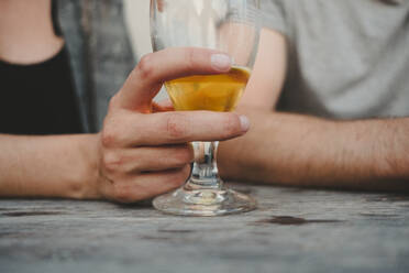 Eine Frau hält ein Bierglas in der Hand - JOHF04576