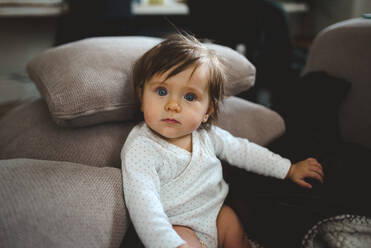 Baby Mädchen schaut in die Kamera - JOHF04631