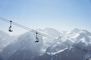 Schneebedeckte Berglandschaft mit Skilift, Alpe-d'Huez, Rhone-Alpes, Frankreich - CUF52645