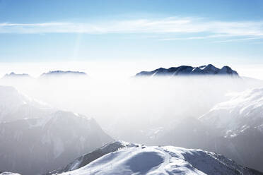 Schneebedeckte Berglandschaft mit Nebel, Alpe-d'Huez, Rhone-Alpes, Frankreich - CUF52646