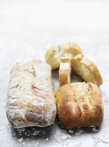 Stilleben eines bemehlten und nicht bemehlten Ciabatta-Brotes auf einem Backblech, Draufsicht - CUF52652