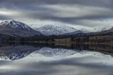Reflexion der schneebedeckten Berge im See, Scottish Borders, Vereinigtes Königreich - CUF52659
