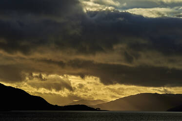 Wolkenteppich über Bergketten bei Sonnenuntergang, Scottish Borders, Vereinigtes Königreich - CUF52662